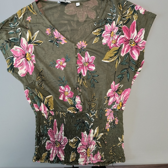 Army green floral top. Size small euc - Picture 4 of 4